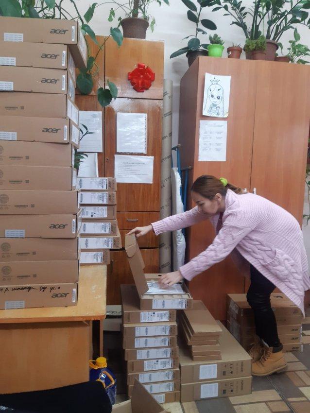 Семьям нуждающимся в техническом оснащении были выданы ноутбуки, планшеты и моно блоки