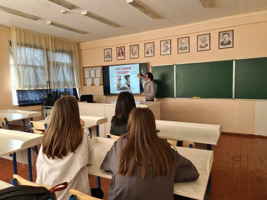 Согласно утвержденного плана месячника "Правовая образованность" руководителем кружка "Охрана репродуктивного здоровья и безопасного поведения молодых людей и подростков"