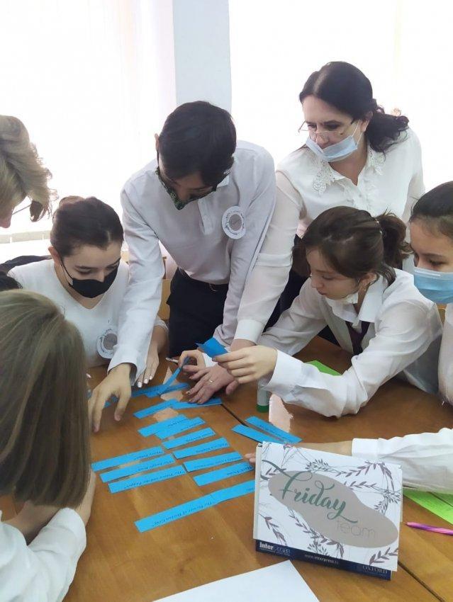 В 10 "СГ" классе было проведено внеклассное мероприятие, посвященное творчеству английских и американских писателей.