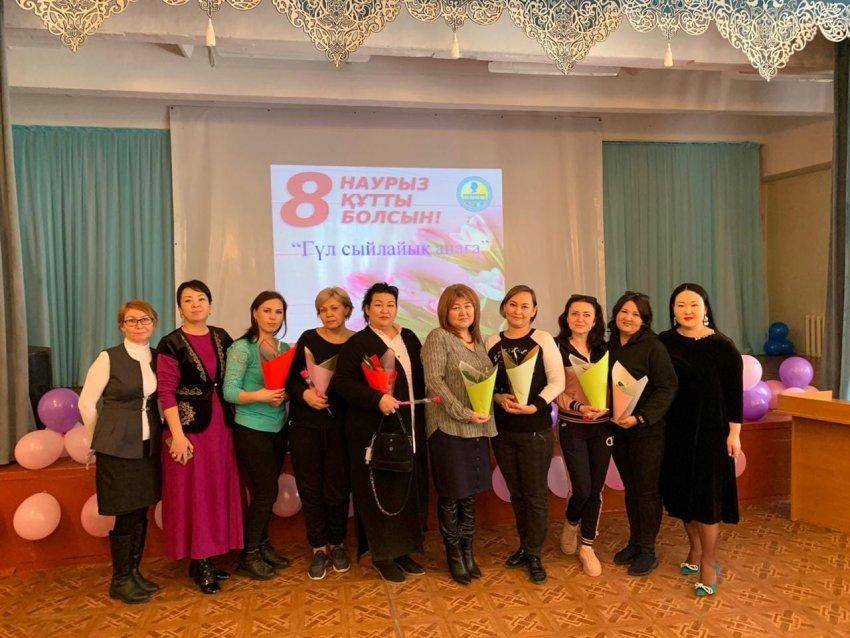"ГҮЛ сыйлайық анаға" атты мерекелік кеш өткізілді.