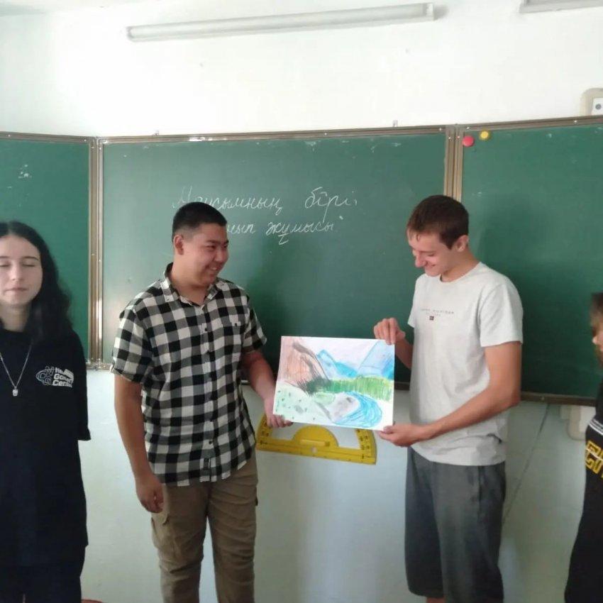 Бүгін жазғы мектептің күнтізбелік жоспарына сәйкес 8 «В» сыныбында «Достық пен татулық – таптырмас бақыт» тақырыбында сабақ өтті.