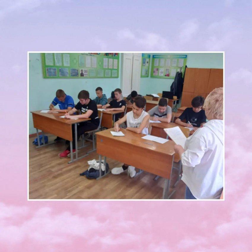 8 'б " класс.  Урок русского  языка . Тема ' Знаки препинания при обособленных  обстоятельствах , выраженных существительное с предлогами'.
